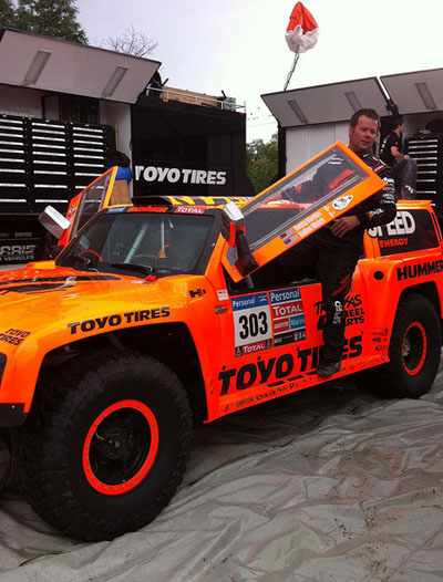 Slippery when wet. Hummer van Robby Gordon niet geschikt voor natte pistes